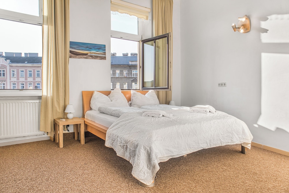 Cozy 2BR Apt Next to Millennium Tower