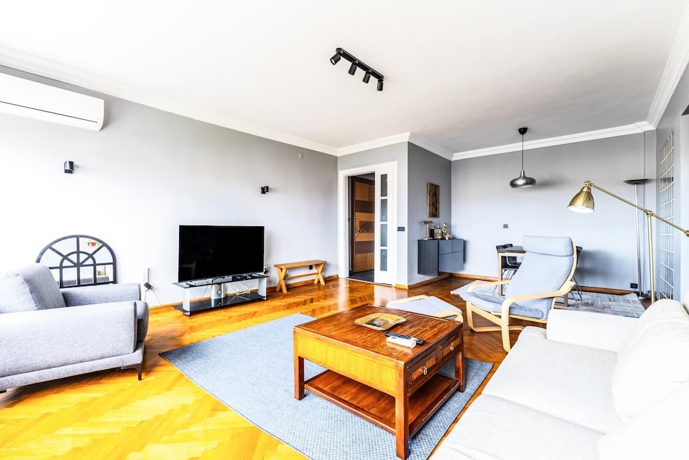 Chic Flat w Balcony 10 min to Zorlu Center