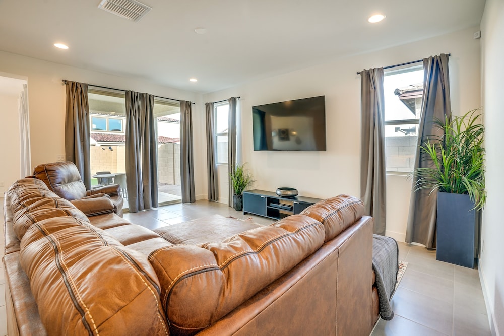 5 Mi to Westgate: Newly Built Glendale Home