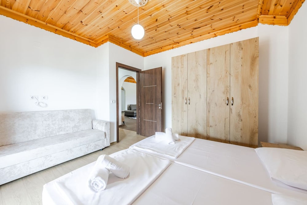 Hillside Apartment Gjirokast r 2