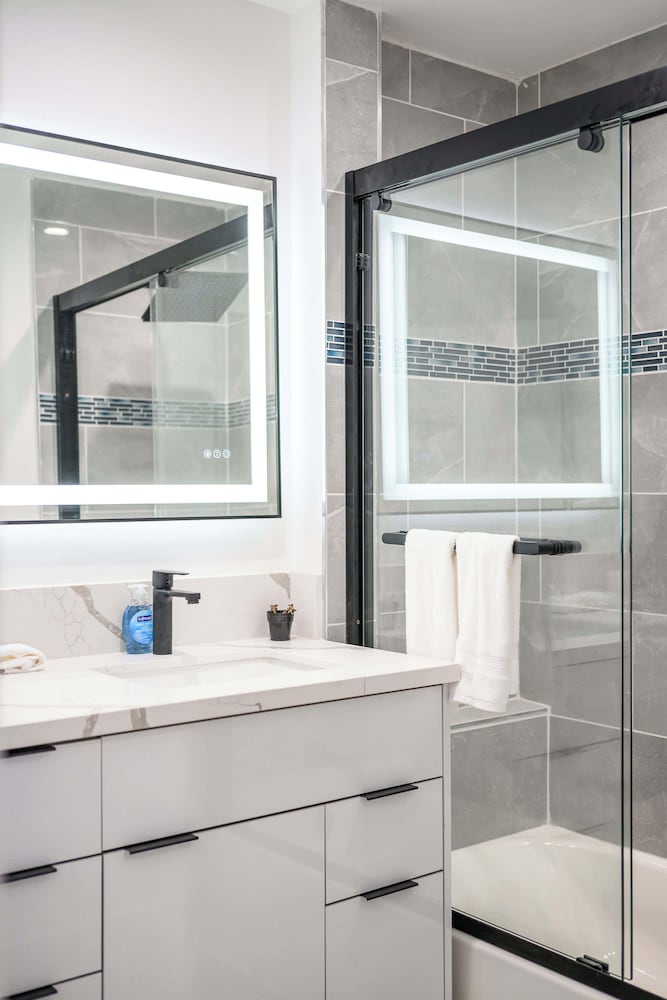 Not Affected by the Fire/modern Spacious Home With Parking & Fully Equipped Kitchen #3
