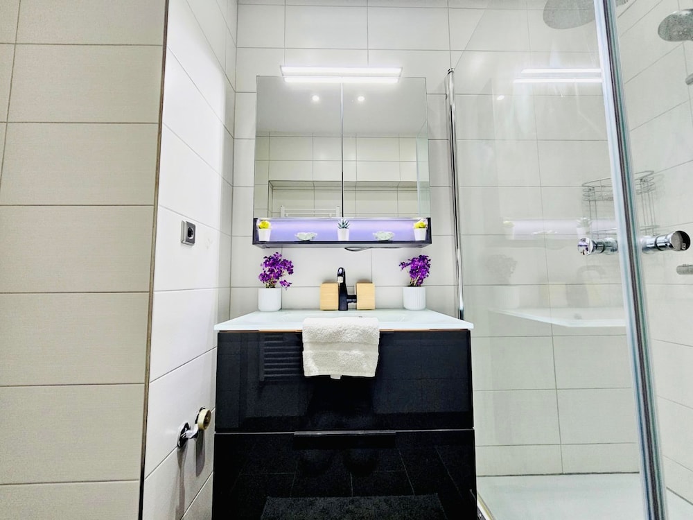 Chic Urban Stay 2BR with parking