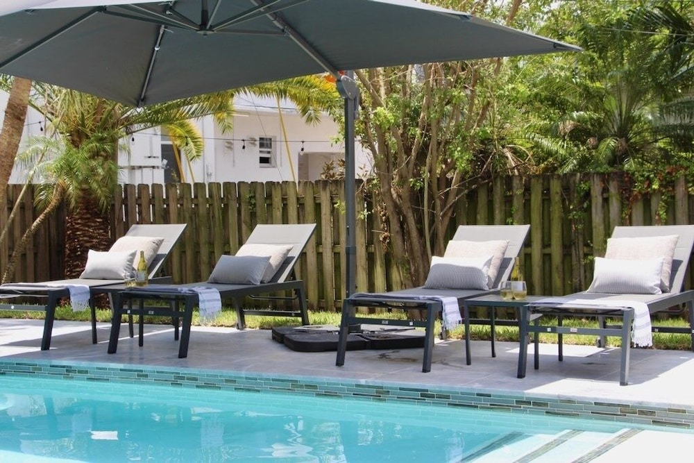 Friendly Fox Luxury Pool & Spa - Near Dt & Beach 4 Bedroom Home