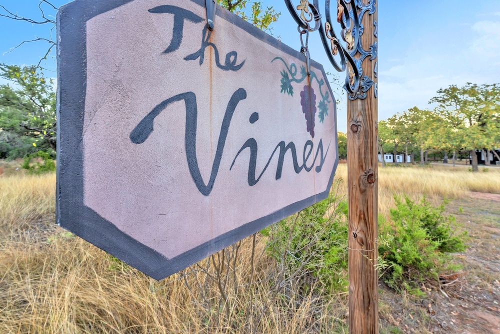The Vines Retreat, Hot-tubs, Game Room, 10-mins to Downtown!