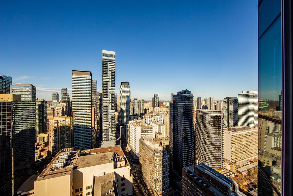 Downtown Toronto 2 Bedroom 2 Bath Suite Near Business District, U of T, Hospital