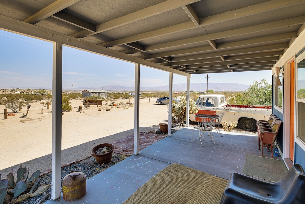 Boho Bungalow w/ Hot Tub: 16 Mi to Joshua Tree NP