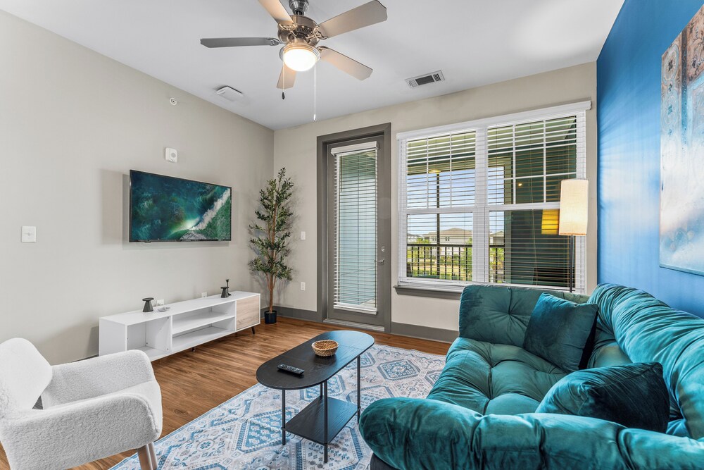 Monarch Apartments 15m to Parks, Pet Friendly, Free Parking by Heavenly Homes