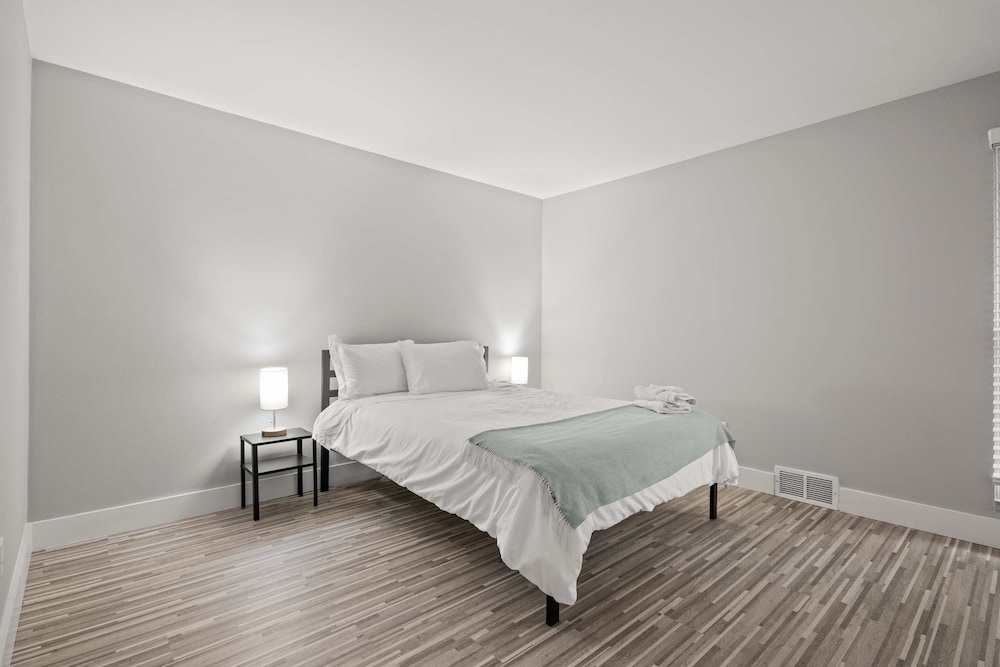 Stylish 2BR 2BA Stay in Prime Location
