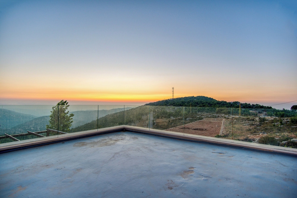 Red Oak House With Garden & Terrace in Assia, Batroun