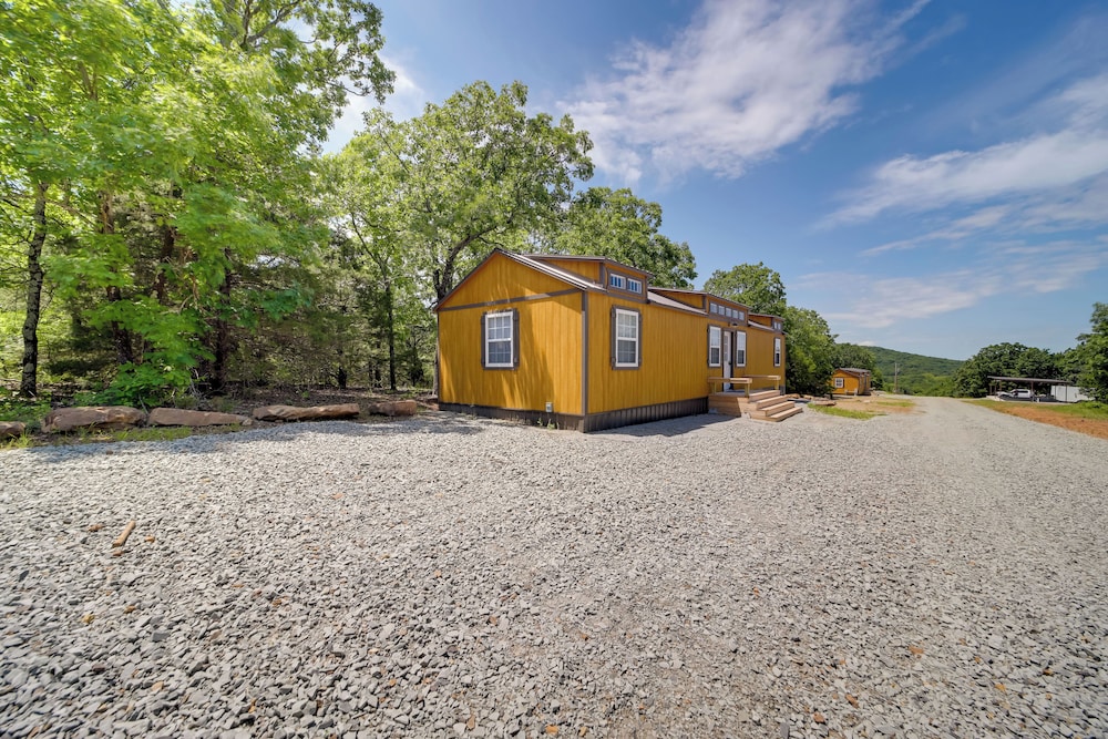 Cabin in Petrified Forest Near Eufala Lake!