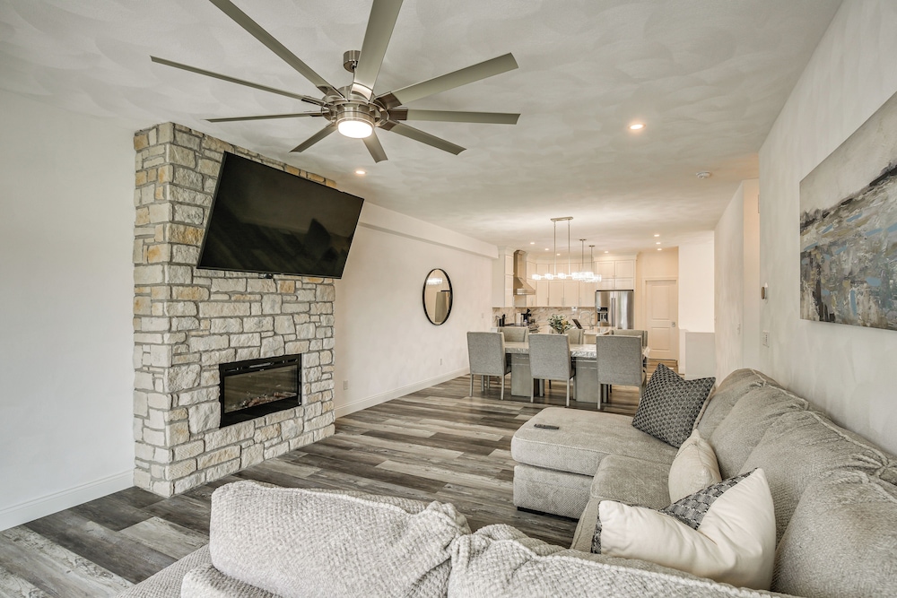 Walk to Mississippi River: Grafton Townhome!