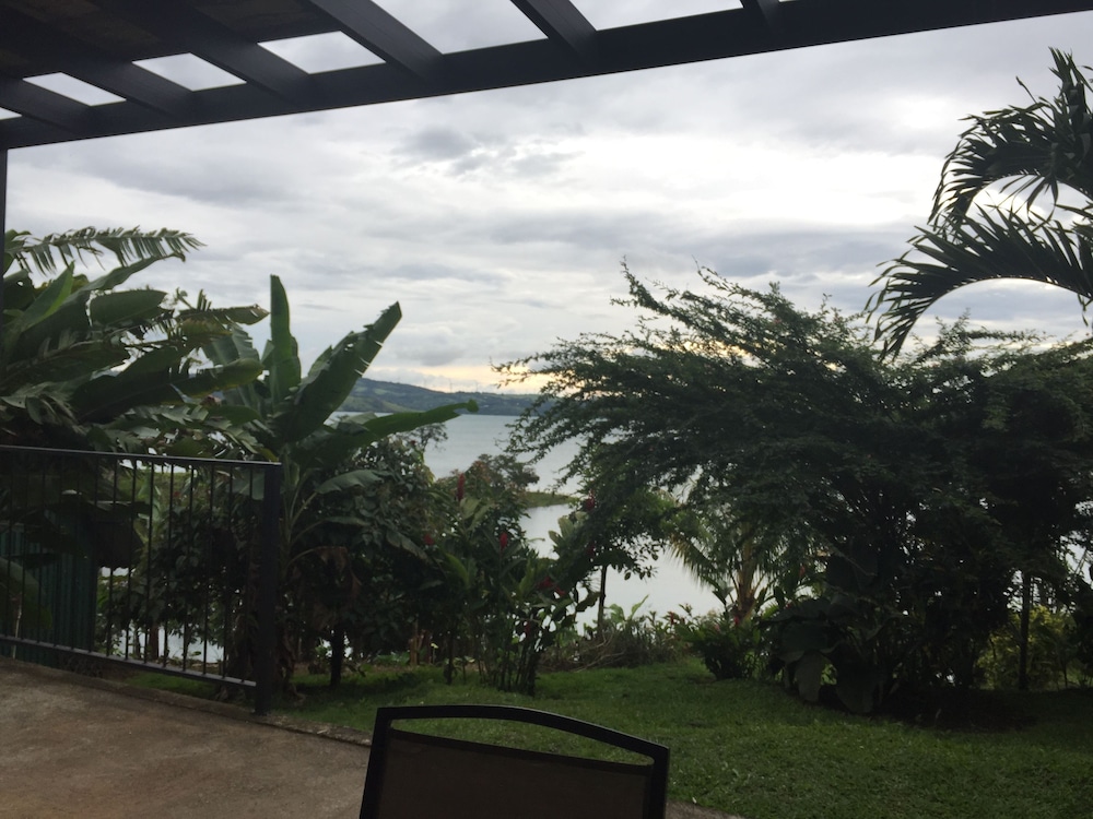 BlueBay Bugenvil Lake Lodge