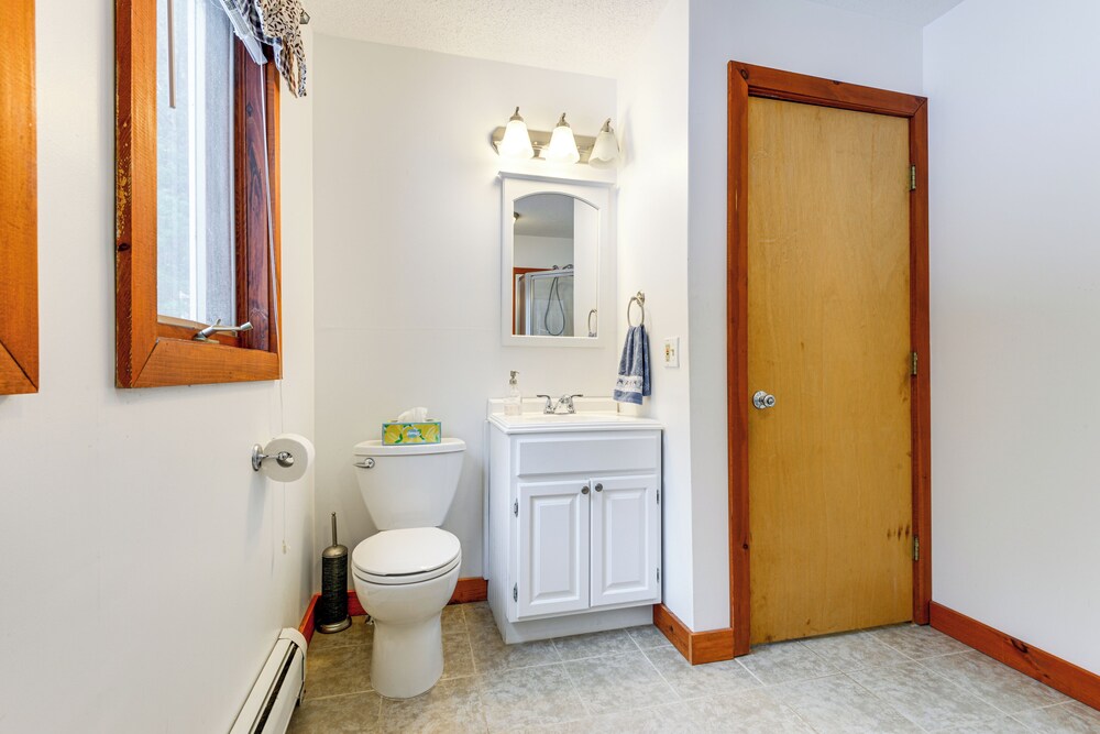 7 Mi to Mt Snow Resort: Family Home w/ Fire Pit!
