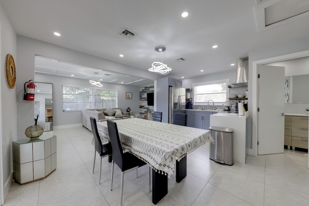 3 Mi to Beach & Boardwalk: Hollywood Spa House