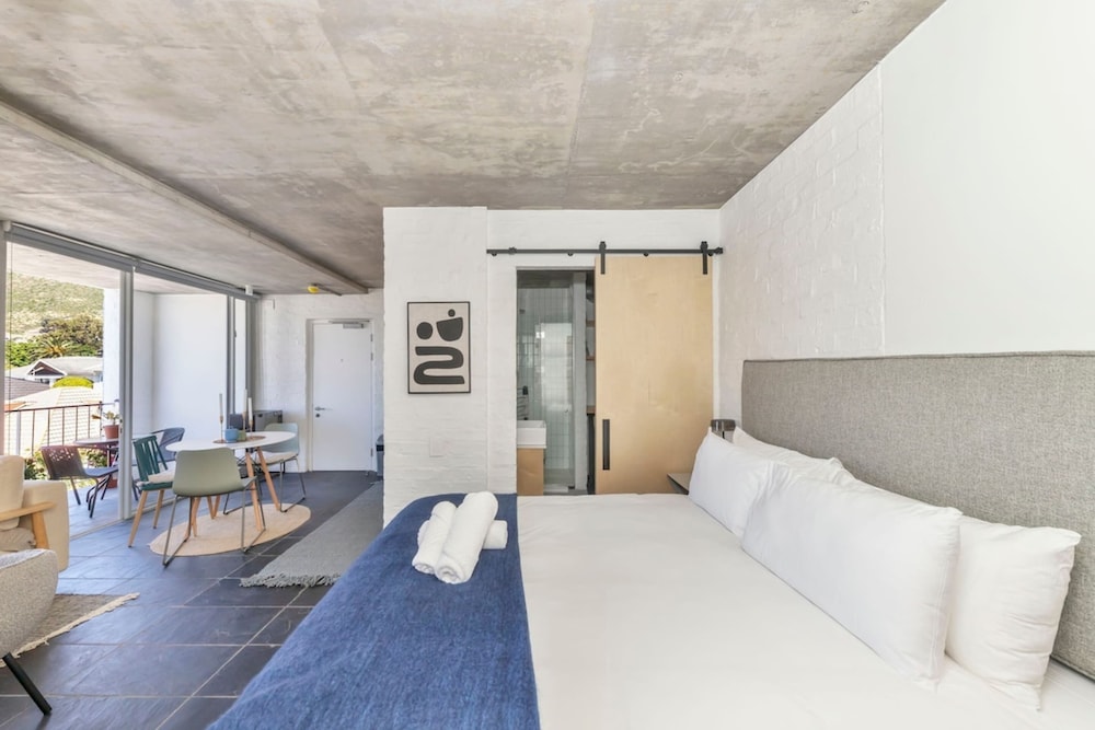 Seaside Studio Apartment, 9 Mins to Queens Beach! view 3