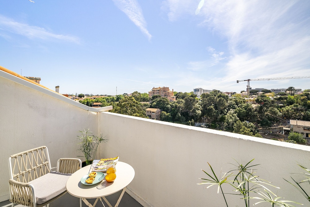Stylish Sunny Penthouse Near Cascais Center & Greenspace