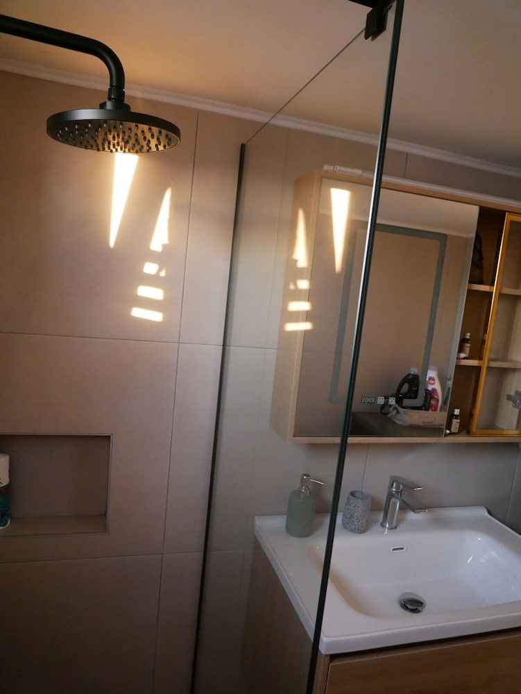 Gio s Central Cosy Apartment With Private Balcony