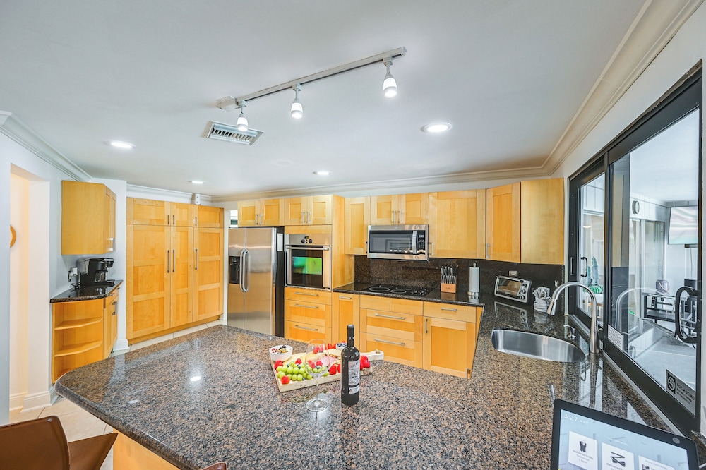Outdoor Oasis: Marco Island Home Near Beaches