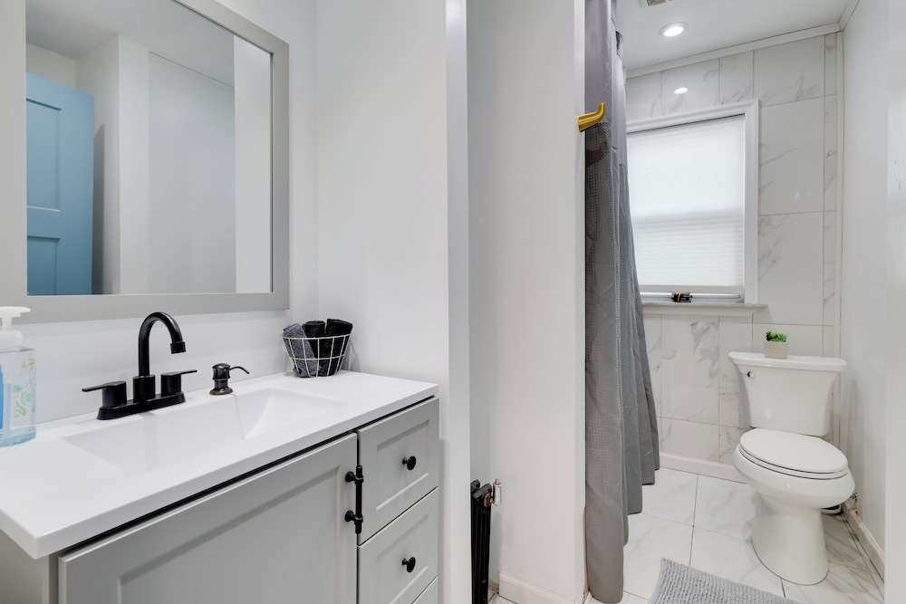 Walk to Roger Williams Park: Apt in Providence!