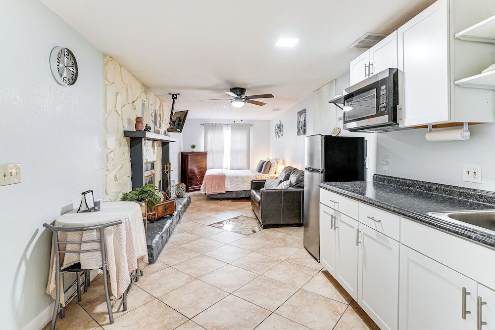 Screened Porch: Tampa Studio 4 Mi to Busch Gardens