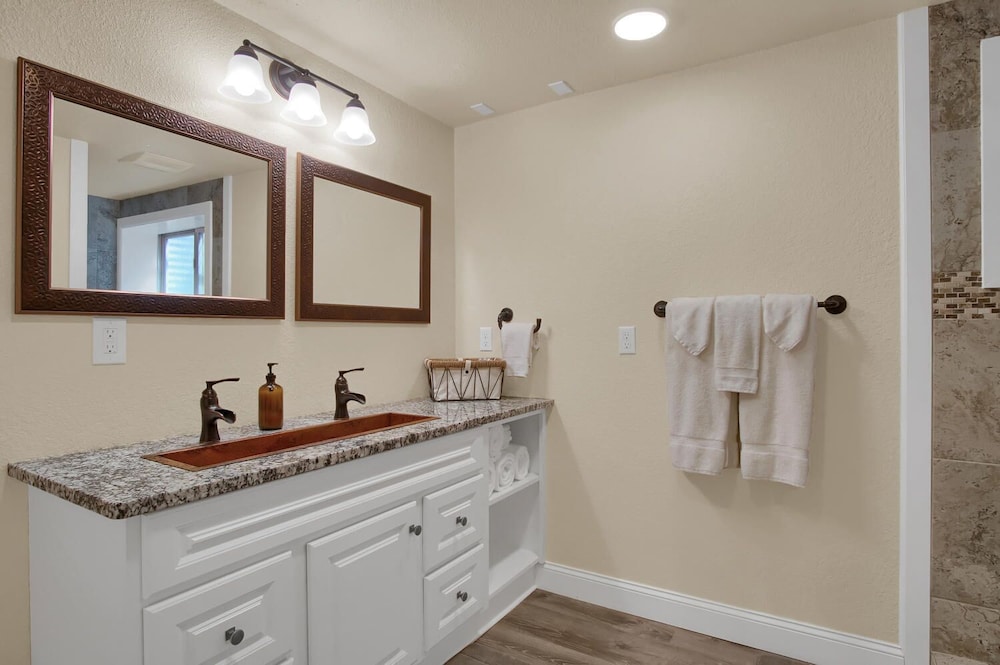 5BR Poe Manor Entertain,hot Tub+has Everything! view 5