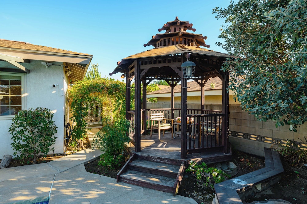 Luxury Estate With Sparkling Pool & Elegant Amenities