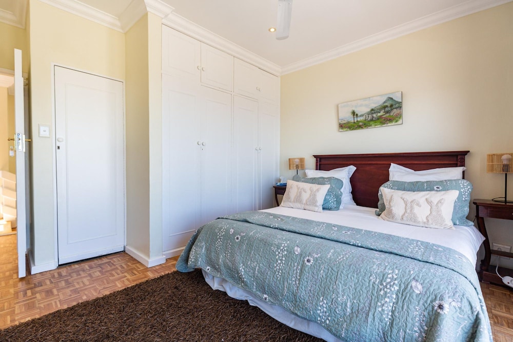 Camps Bay 4bed Home w Pool and Views Alma Marina