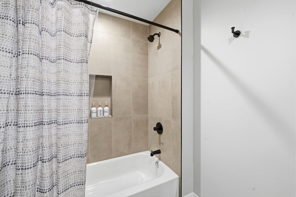 Comfy Condo - Gym Free Parking Modern Amenities