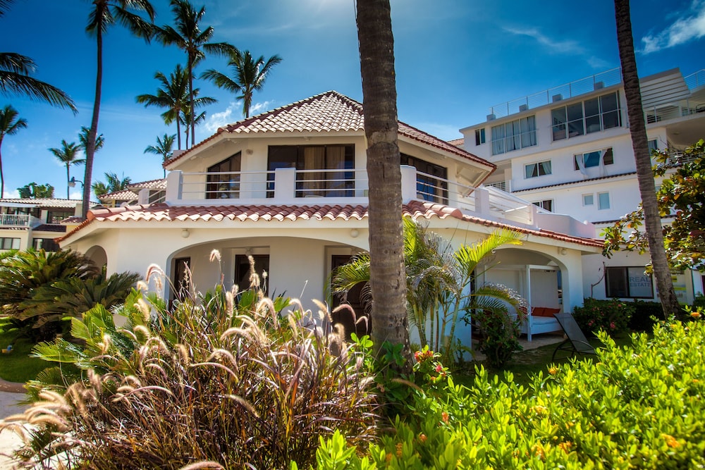 Los Corales Beach Village