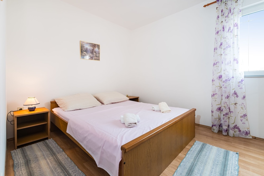 Bed & Sleeping Area