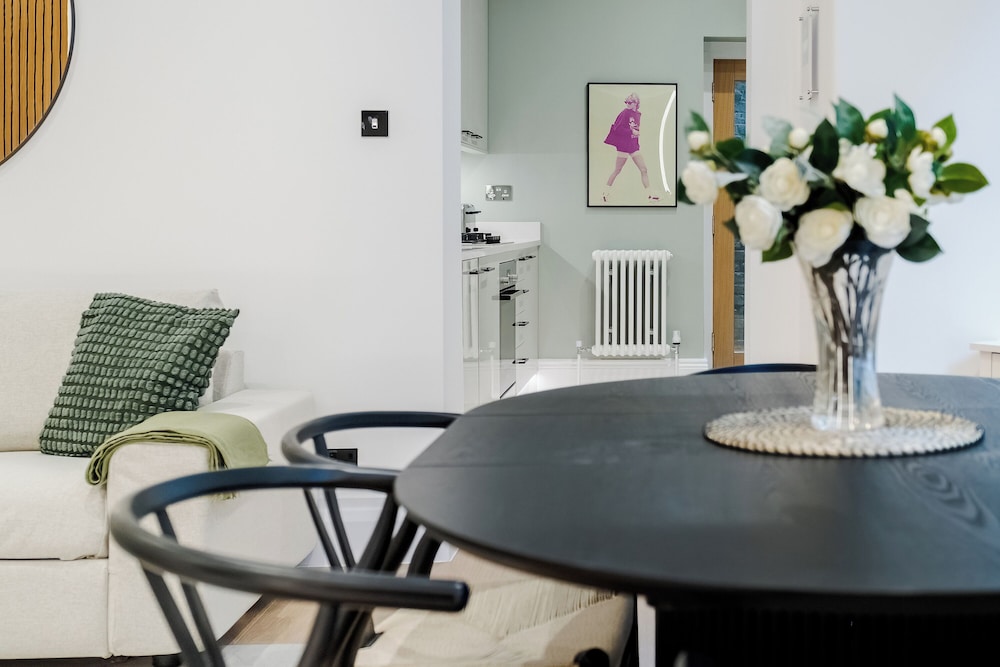 Luxury Oasis in South Kensington WITH AC