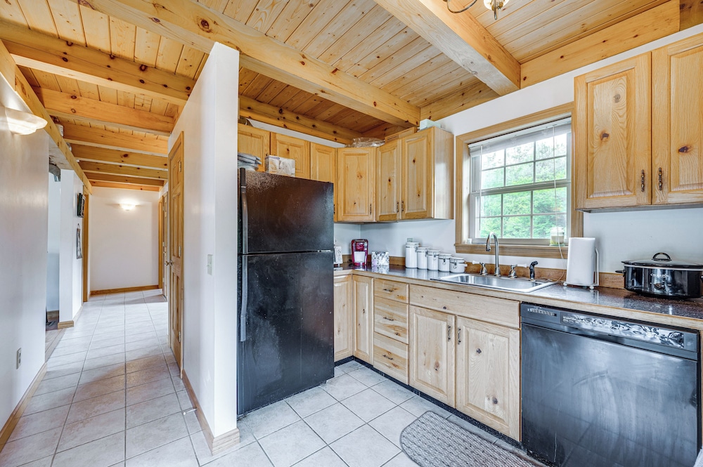 5 Mi to Jay Peak Resort: Cabin w/ Pond Access!