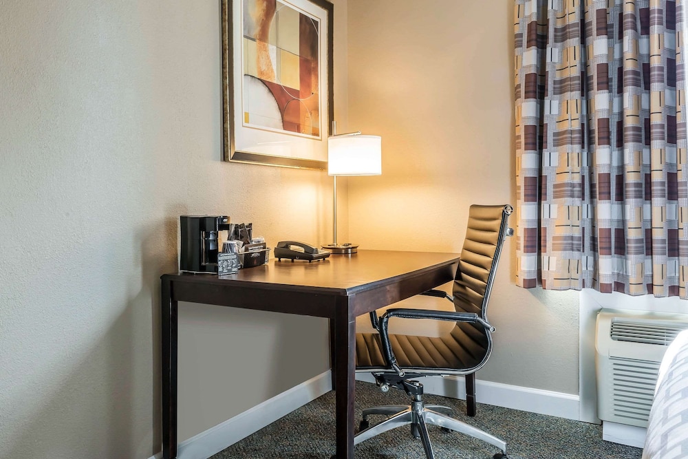 Clarion Inn - Property Image 3