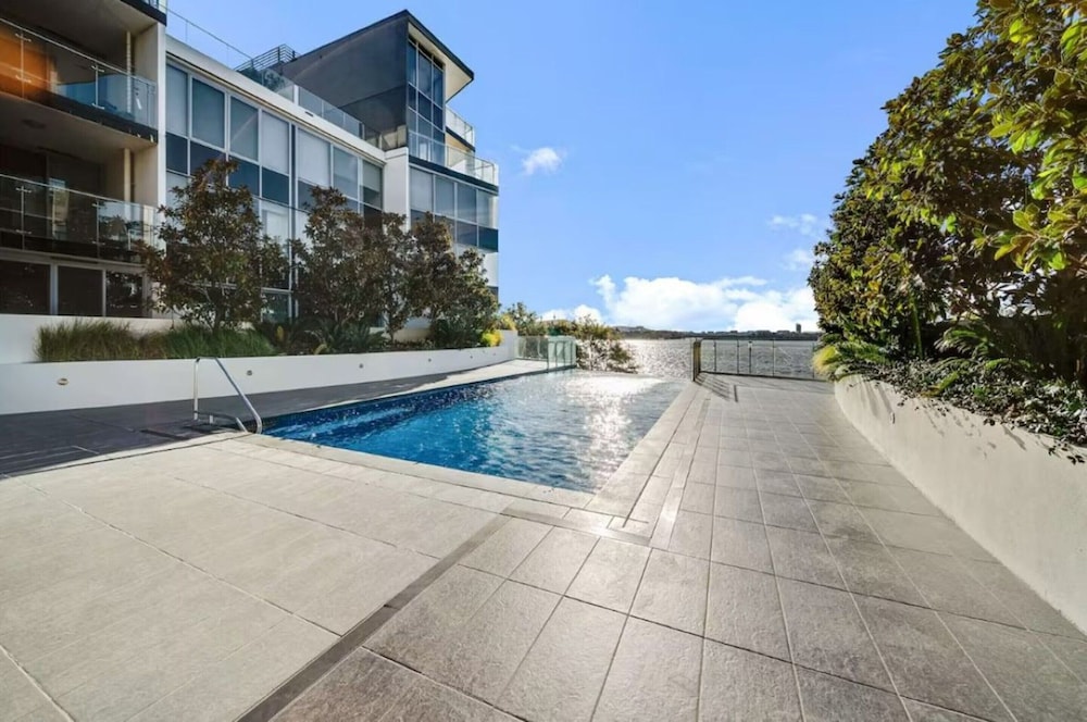 Spacious Lakefront Apartment With Pool Access