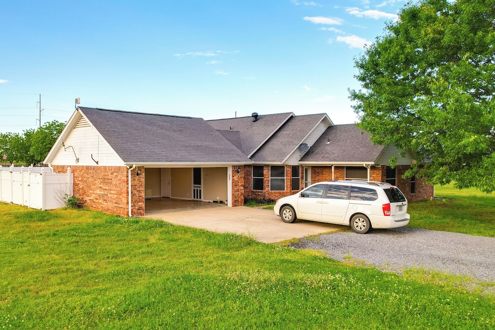 9 Mi to Lake Texoma: Calera Escape w/ Gazebo!