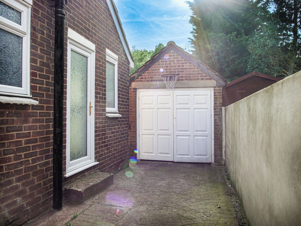 Cozy Riverside Retreat in Snodland