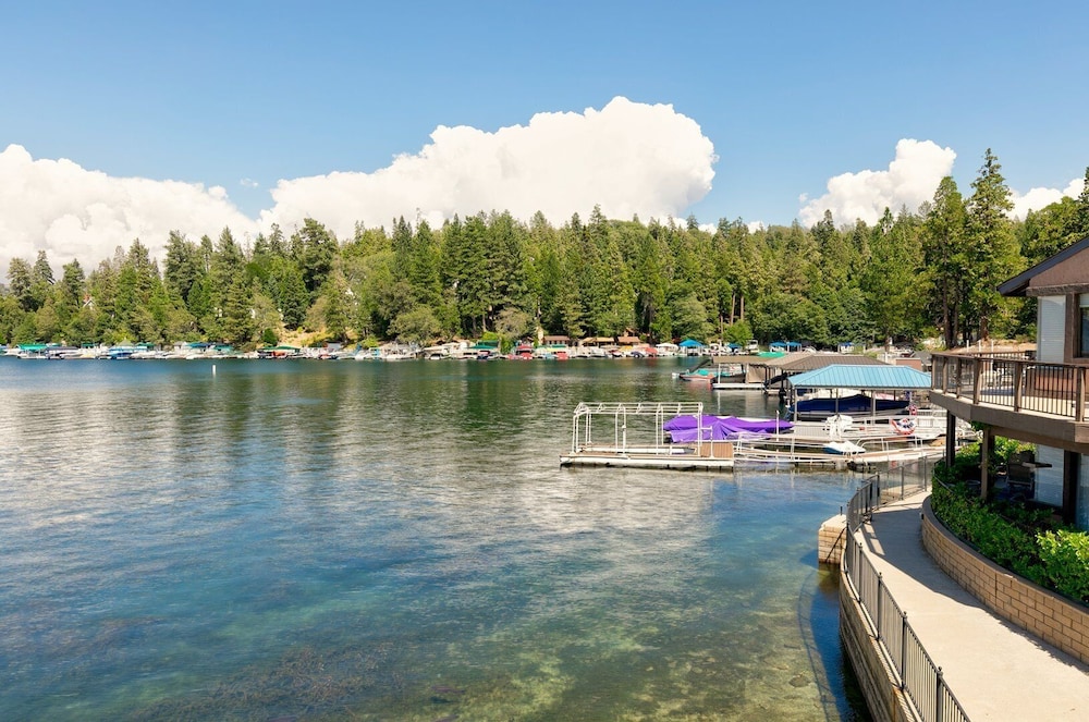 Lakeside Comfort 3 Bedroom Condo