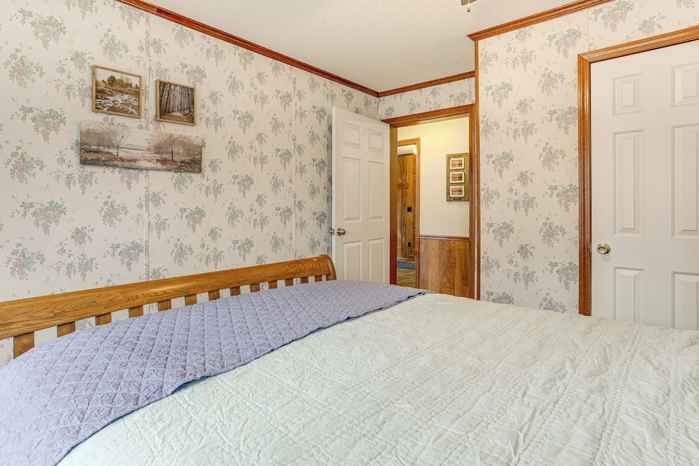 < 1 Mi to Greers Ferry Lake: Dog-friendly Home!