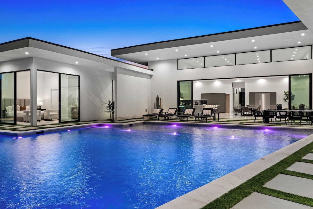 Sleeps 20 Pool & Pickleball Villa Near Golf, Dining & Fun Bravo Villa #2 by Avantstay