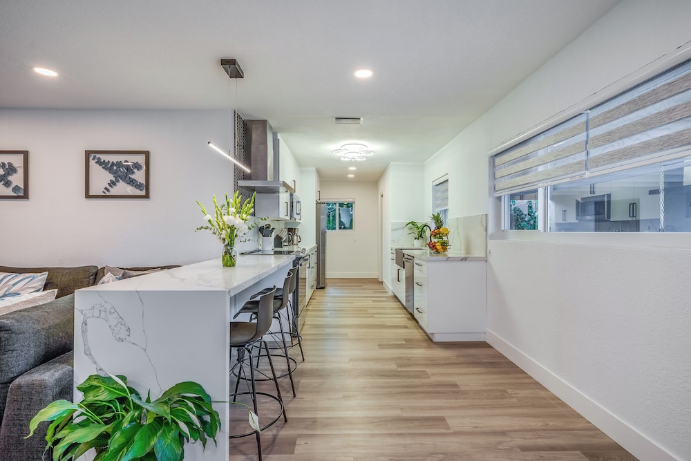 Friendly Fox Luxury Home with Pool & Spa