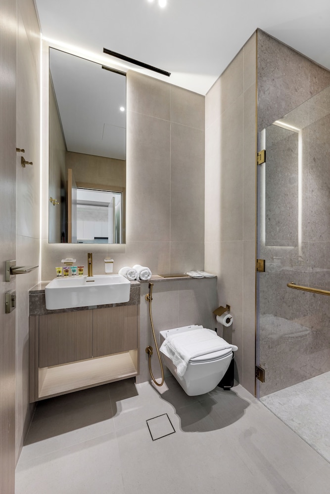 Chic 1BR Retreat with Pool & Balcony JVC
