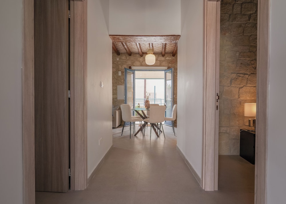 Phaedrus Living Peristerona Traditional House