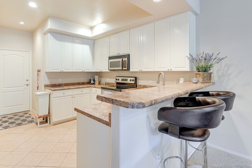 1 Mi to Golf: Lake-view Condo w/ Pool in Chandler!