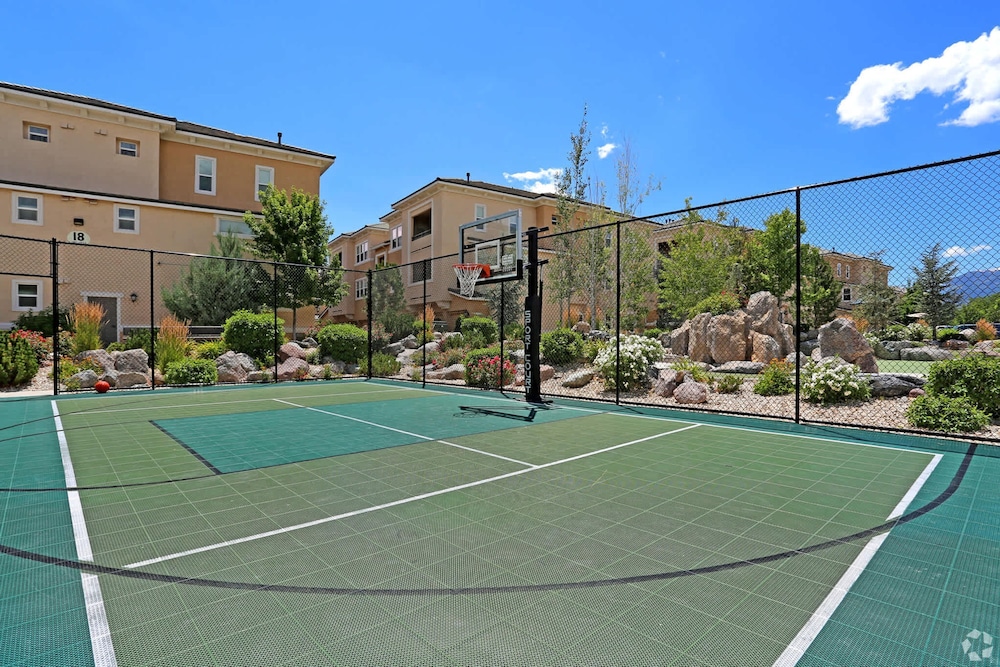 New Cozy 1BR Apt With Gym Sauna Heated Pool Access