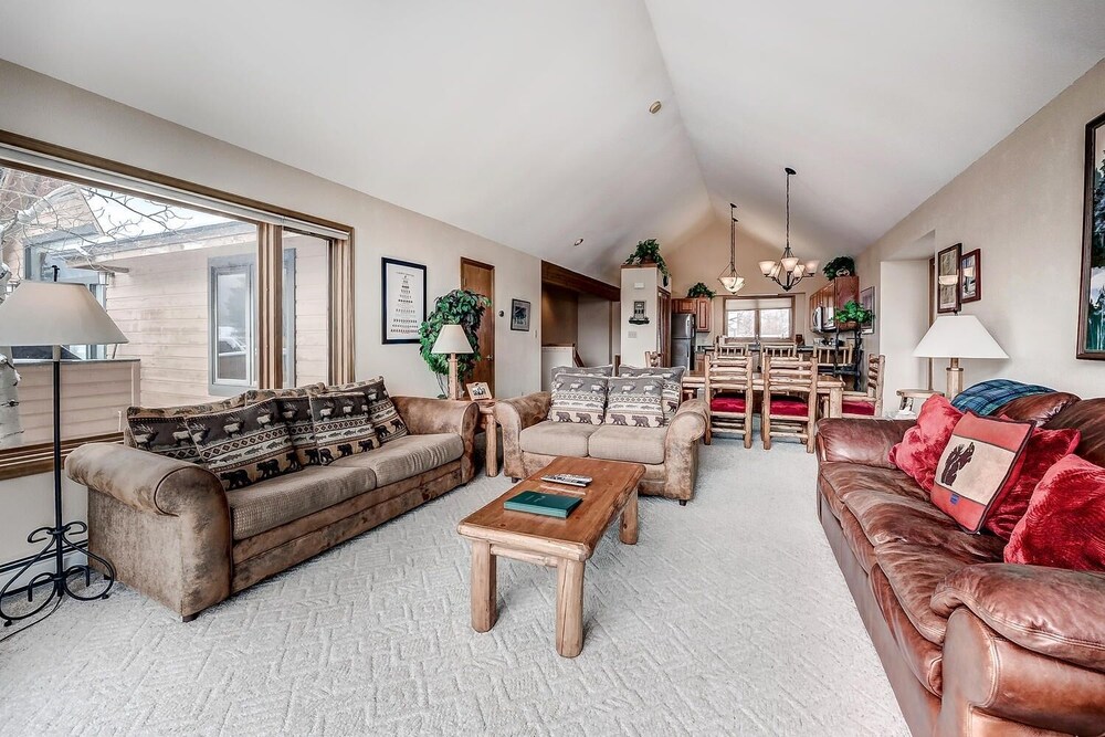 Pitkin Townhome - 704 3 Bedroom Townhouse by RedAwning