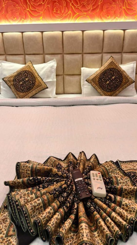 Hotel Radharani Palace