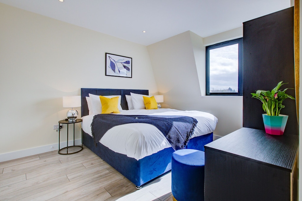 Charming 2-bed Apartment in Cheam, Sutton view 2
