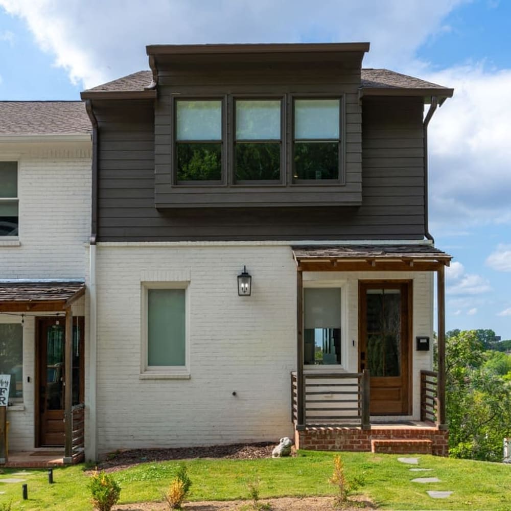 Birmingham Vacations - Scenic Cityscape Retreat - Stylish 2BR Townhome - Property Image 2