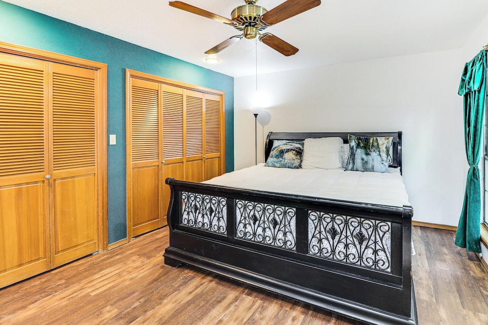 3 Mi to Downtown Roswell: Home w/ Patio + Yard