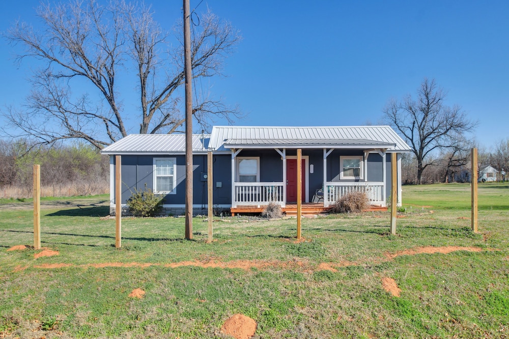 Pet-friendly Home w/ Porch Near Chickasha!